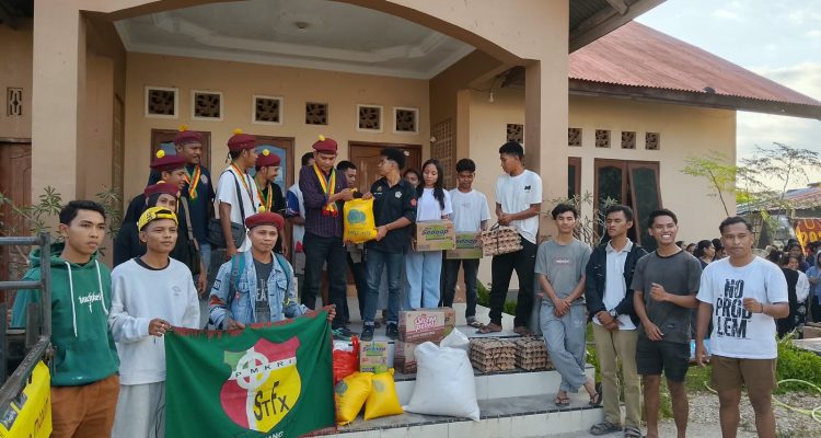 “Mahasiswa Bantu Mahasiswa”, PMKRI Kupang Salurkan Sembako untuk Mahasiswa Asal Flores Terdampak Gempa