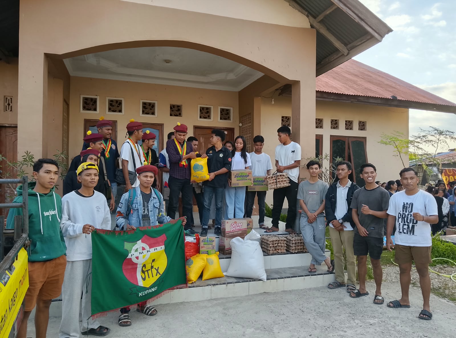 “Mahasiswa Bantu Mahasiswa”, PMKRI Kupang Salurkan Sembako untuk Mahasiswa Asal Flores Terdampak Gempa