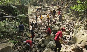 Mahasiswa KKN UMK Bersama Warga Desa Inelika Restorasi Talang Air Demi Kelancaran Irigasi Sawah