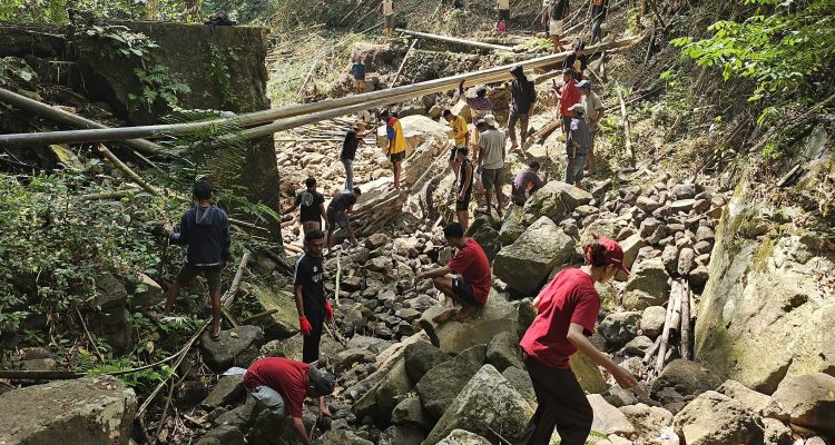 Mahasiswa KKN UMK Bersama Warga Desa Inelika Restorasi Talang Air Demi Kelancaran Irigasi Sawah
