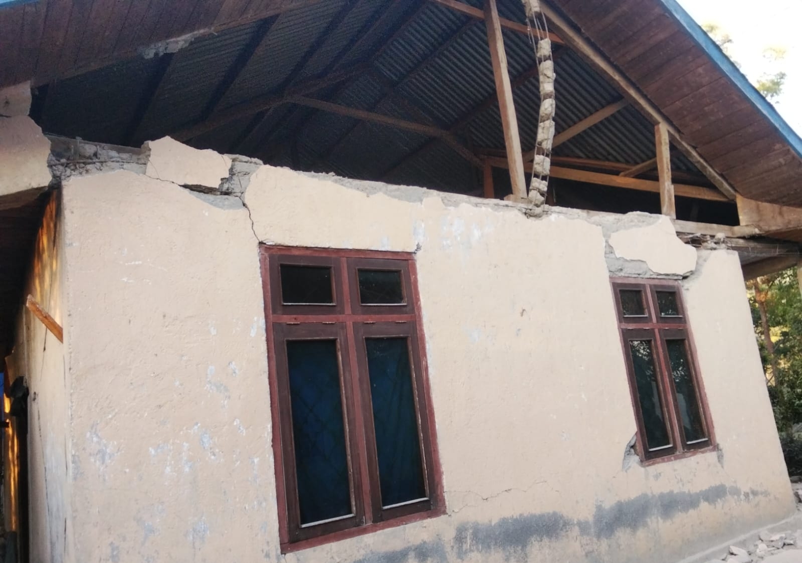 Dua Rumah Warga Kampung Wuas Hancur Diterjang Gempa Flores, Sejumlah Bangunan Retak