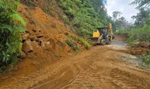 IMG_20260820_090444 Terdampak Bencana Gempa, Dinas PUPR Manggarai, Bersihkan Material Longsor di Jalan Ruteng-Golo Cala