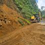 Terdampak Bencana Gempa, Dinas PUPR Manggarai, Bersihkan Material Longsor di Jalan Ruteng-Golo Cala