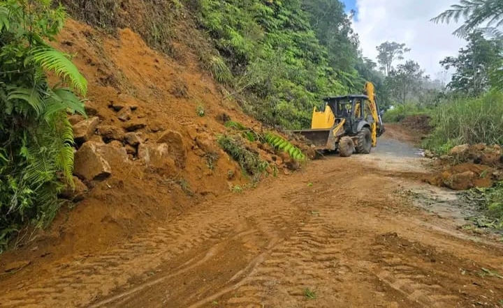 Terdampak Bencana Gempa, Dinas PUPR Manggarai, Bersihkan Material Longsor di Jalan Ruteng-Golo Cala