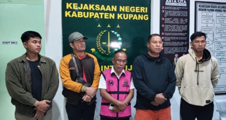 46286b63-54ac-4a02-a6ec-16000f0289b7 Diburu 12 Tahun, Terpidana Korupsi Pilkada Parimo Akhirnya Ditangkap di Kupang