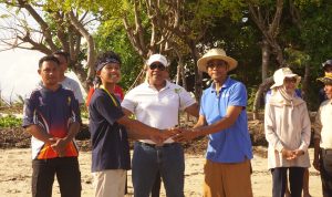 Penanaman 100 Bibit Mangrove di Pantai Kapihak, KKN-PPM UGM Dukung Kelestarian