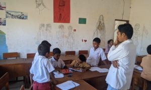 Di Bawah Gambar Sang Proklamator, Anak-anak Bondo Boghila Menanti Cahaya