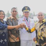 Ket Foto. Bupati Kupang Bersama 3 Pimpinan DPRD saat menerima Penghargaan