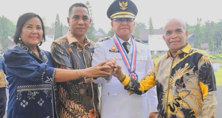 Ket Foto. Bupati Kupang Bersama 3 Pimpinan DPRD saat menerima Penghargaan