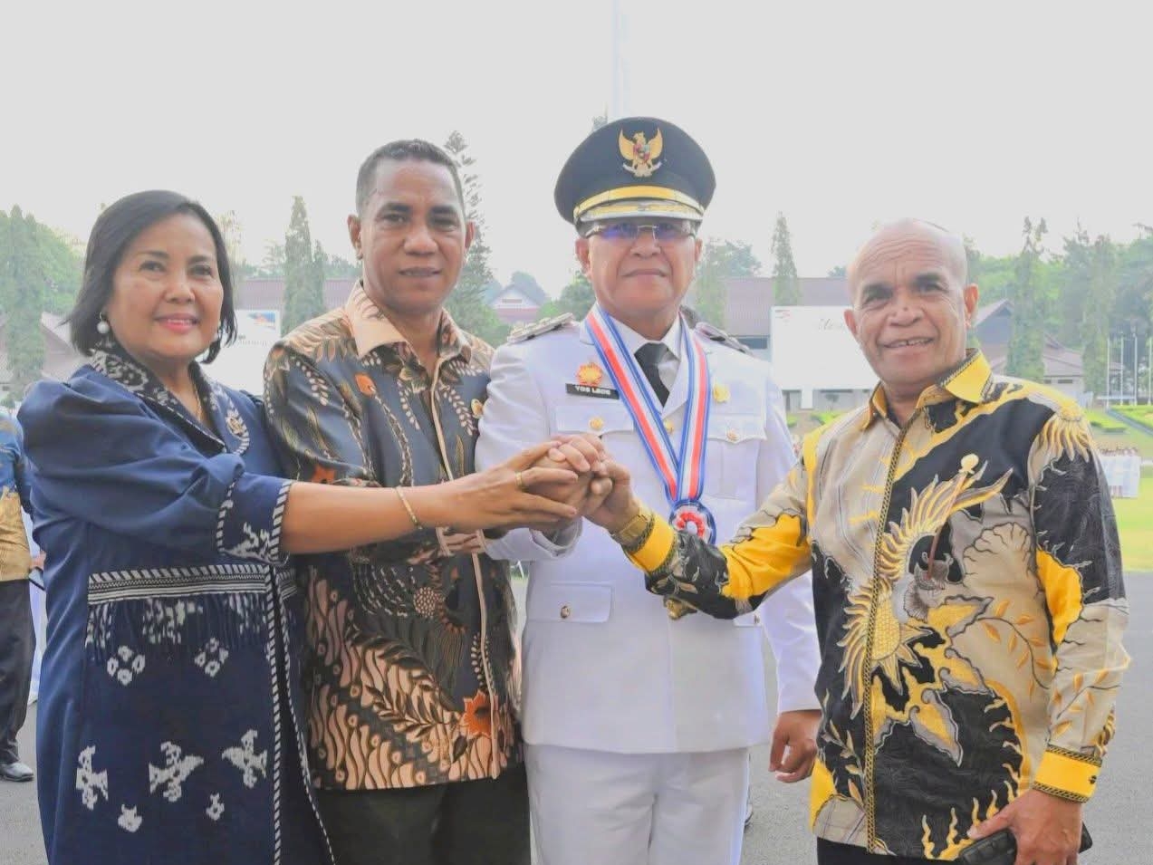 Ket Foto. Bupati Kupang Bersama 3 Pimpinan DPRD saat menerima Penghargaan